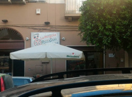 La Pergola Pizza Taxi outside