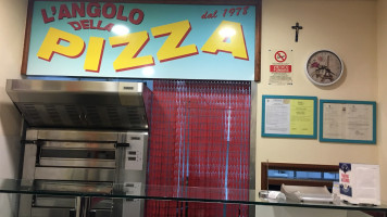 L' Angolo Della Pizza inside