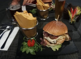 Squisio Cocktails Burgers food