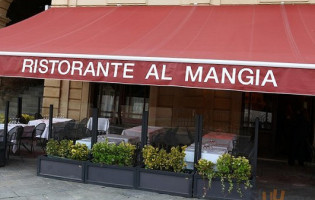 Al Mangia outside