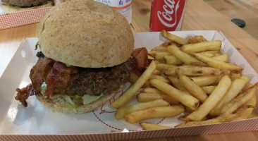 Macinata Sarti Di Burger food