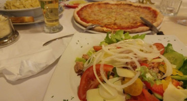 Adi Pizzeria food