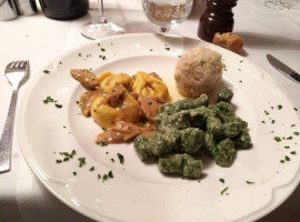 Cascina Zeledria food