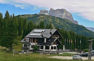 Rifugio Passo Duran C. Tomè outside