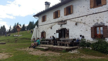 Rifugio Baion outside