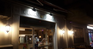 Queen Pizza inside