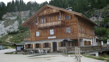 Rifugio Vallandro outside