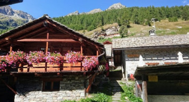 Rifugio Alpenzu outside