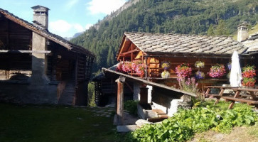 Rifugio Alpenzu outside