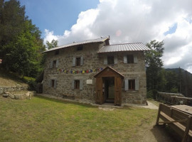 Rifugio Casentini outside