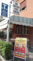 Trattoria Portafortuna outside