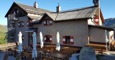 Rifugio Roma Kasselerhütte outside