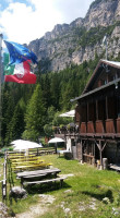 Rifugio Oltradige Uberetscherhutte outside