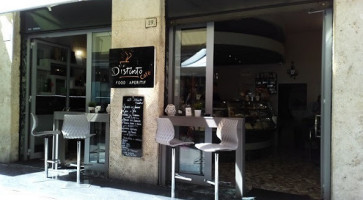 D'istinto Lounge Cafe inside