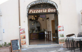 Pizza One Fast Food Assisi inside