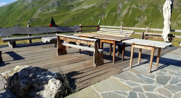 Rifugio Mont Fallere outside