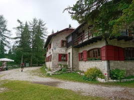 Rifugio Mario Vazzoler outside