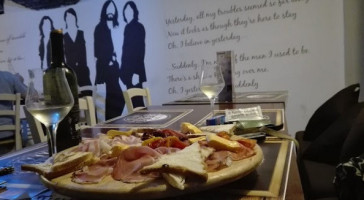 La Caverna Dei Beatle's food