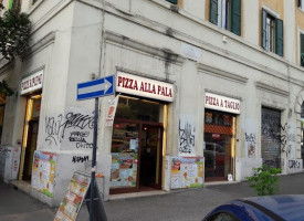 Pizza Alla Pala outside