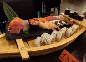 Hanami Sushi food