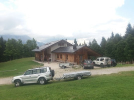 Rifugio Gian Pietro Talamini outside