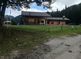 Rifugio Gian Pietro Talamini outside