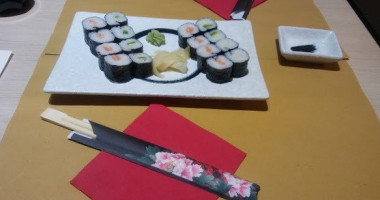 Io Sushi food