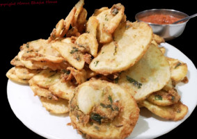 Maru's Bhajia House food