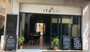 Itashi Taormina outside