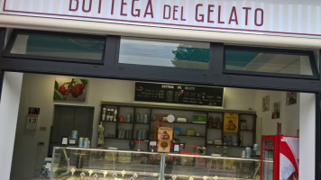 Bottega Del Gelato inside