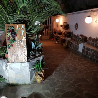 La Taverna outside