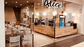 Alice Pizza inside