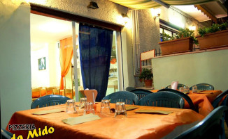 Pizzeria Da Mido inside