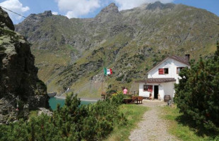 Rifugio Consoli Ueb outside