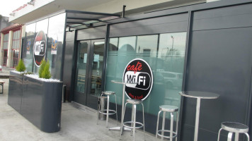 Wi-fi Cafe outside