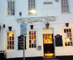 The Queens Head inside