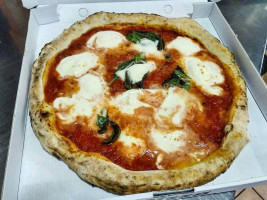 È Qui La Pizza Dei Fratelli De Sivo food