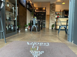 Vineri Wine Bistrot outside