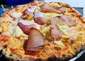 Tre Per Dieci Pizzeria food