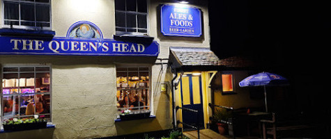 Queens Head outside