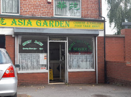 Lucky Chinese Takeaway outside