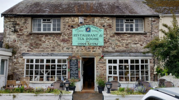 Owl And The Pussycat Laugharne outside