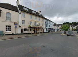 The Courtenay At The White Hart outside