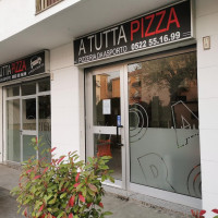 A Tutta Pizza outside