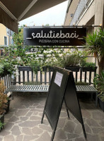 Salutiebaci outside