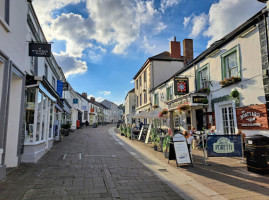 Molesworth Arms outside