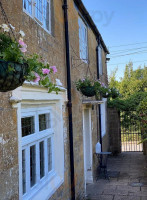 The Crown And Victoria Inn outside