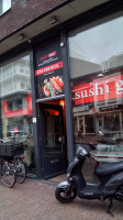 Sushi Guo outside