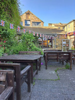 The Old Well Inn outside