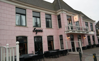 Slothotel Igesz Schagen outside